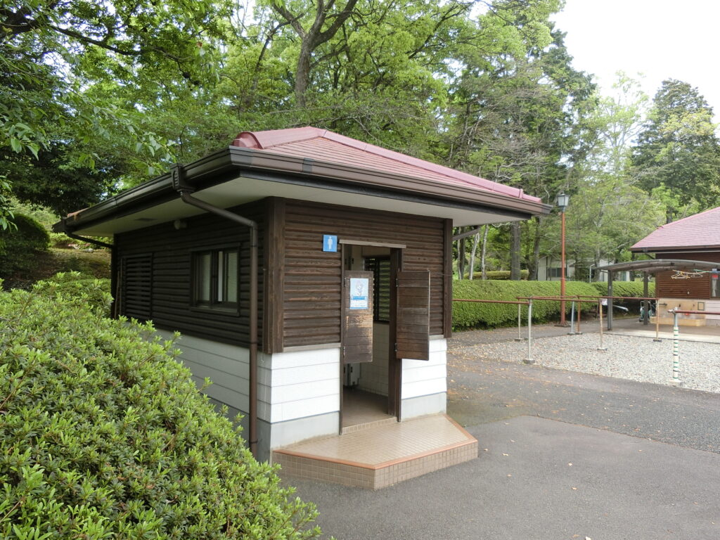 工芸室駐車場横トイレ