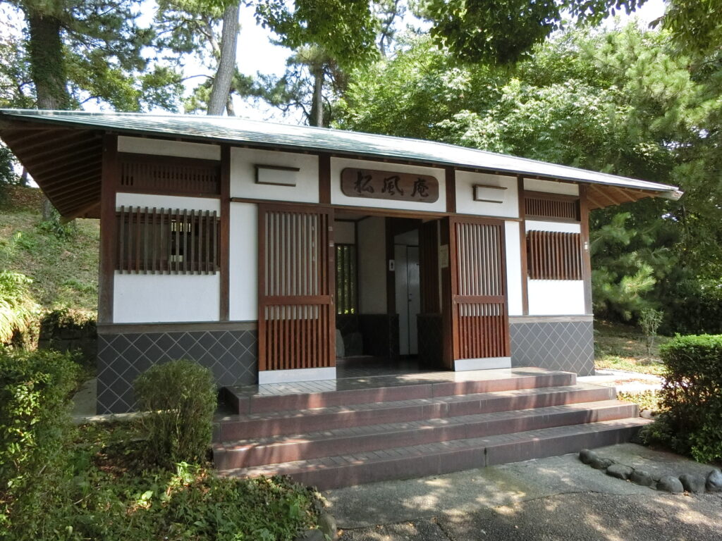 富士と港の見える公園トイレ